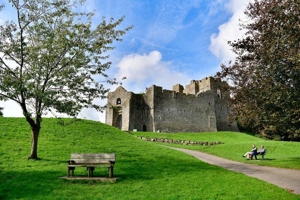 Spacious 2 Bedroom Apartment In The Heart Mumbles Extérieur photo